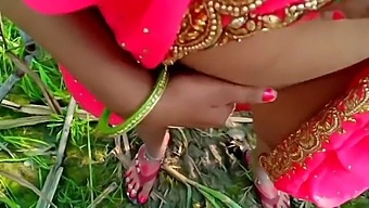Desi Aunty Enjoys Outdoor Sex In The Fields