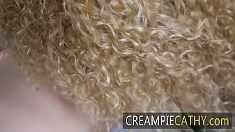 Vollbusige Blondine Wird Von Einer Gruppe Schwarzer Männer In Einem Wilden Gruppensex Besamt