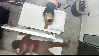 Запањујућа Жена Прима Интимну Масажу Од Доктора У Салону За Масажу Пара, Док Њен Муж Гледа.